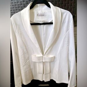 Lightweight jacket with front bow.